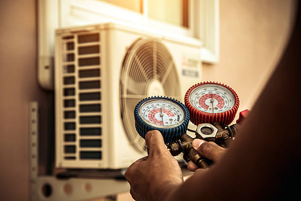 Professional Hvac technician working in Burgaw, NC